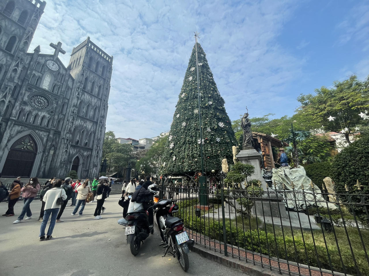 Phố phường Hà Nội rực rỡ chờ đón Giáng sinh