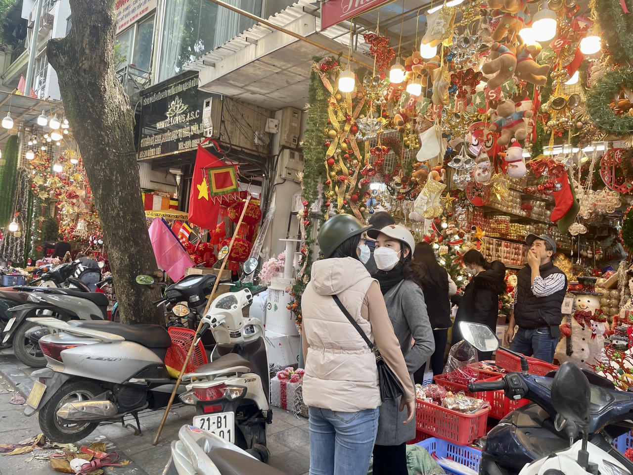 Phố phường Hà Nội rực rỡ chờ đón Giáng sinh