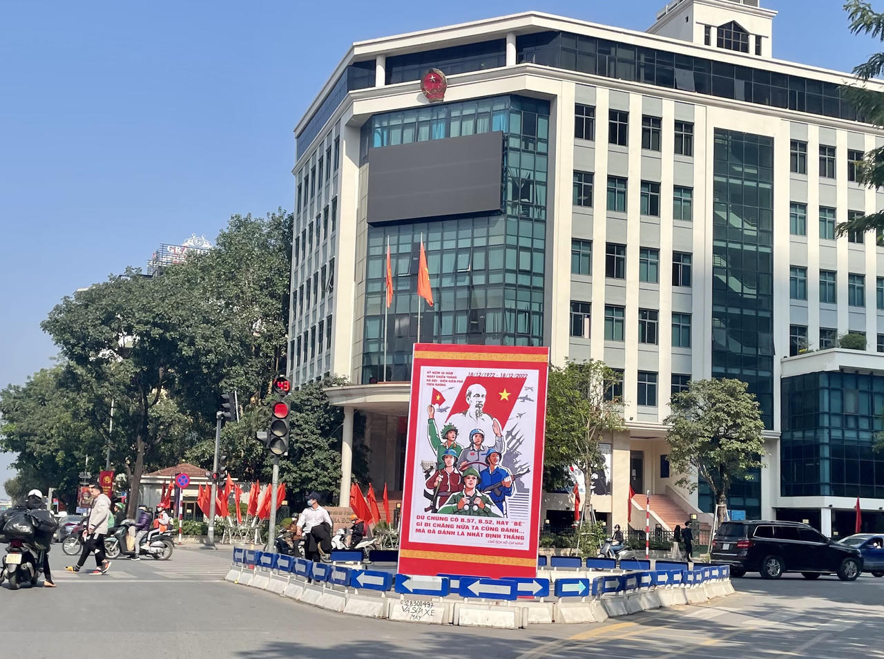 Hà Nội 'khoác áo mới' mừng kỷ niệm Chiến thắng 'Hà Nội - Điện Biên Phủ trên không'