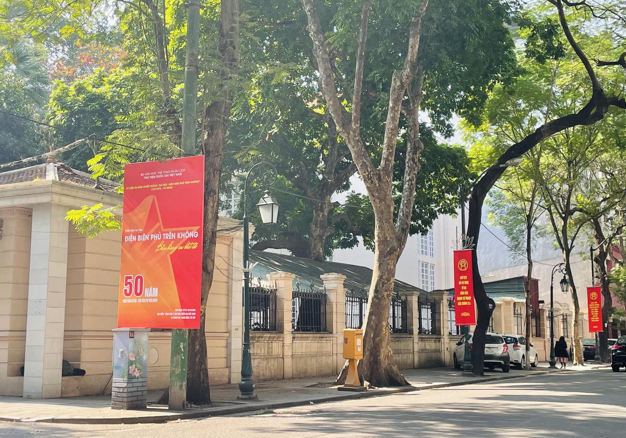 Hà Nội 'khoác áo mới' mừng kỷ niệm Chiến thắng 'Hà Nội - Điện Biên Phủ trên không'