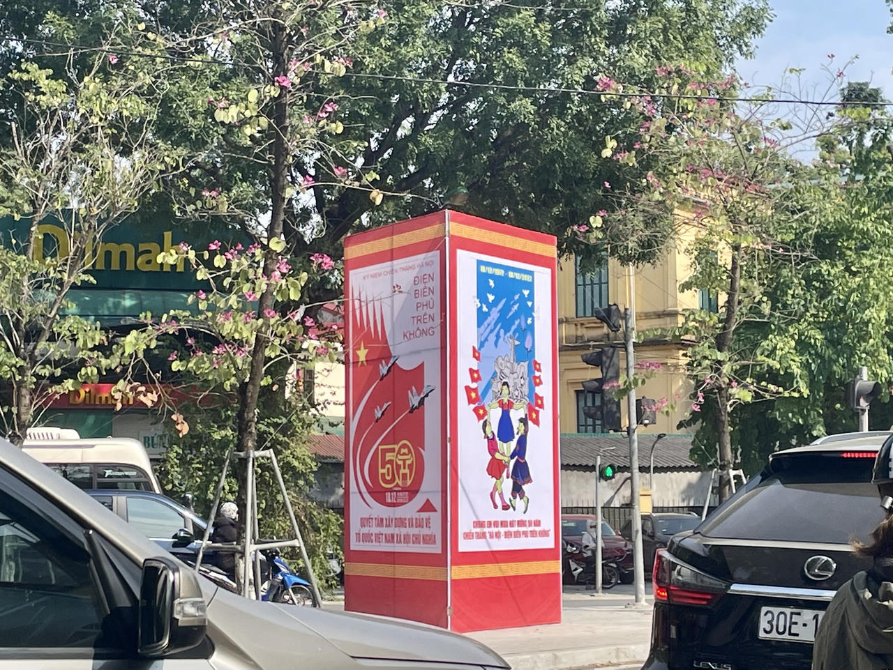 Hà Nội 'khoác áo mới' mừng kỷ niệm Chiến thắng 'Hà Nội - Điện Biên Phủ trên không'