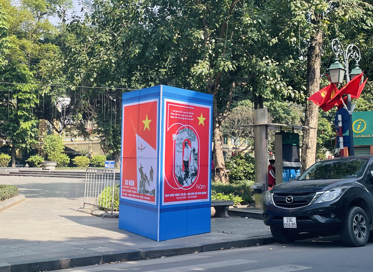 Hà Nội 'khoác áo mới' mừng kỷ niệm Chiến thắng 'Hà Nội - Điện Biên Phủ trên không'