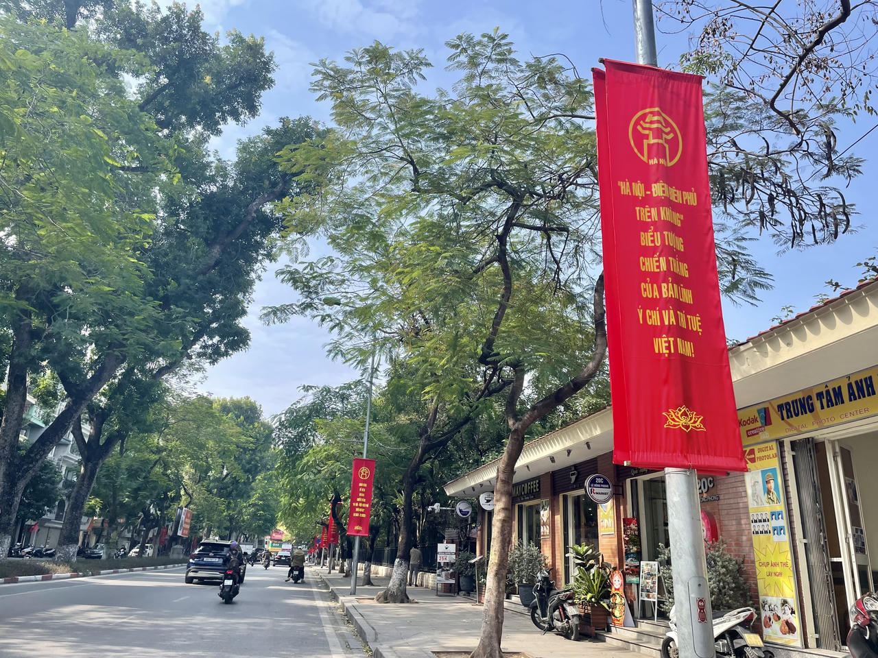 Hà Nội 'khoác áo mới' mừng kỷ niệm Chiến thắng 'Hà Nội - Điện Biên Phủ trên không'