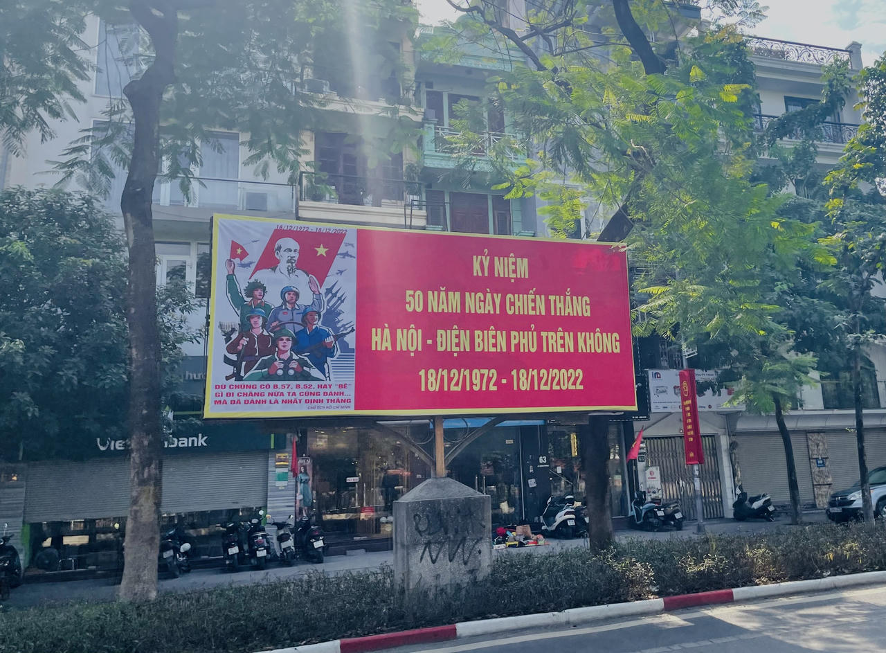 Hà Nội 'khoác áo mới' mừng kỷ niệm Chiến thắng 'Hà Nội - Điện Biên Phủ trên không'