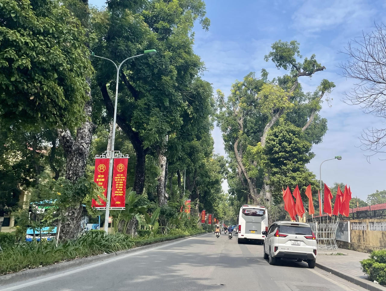 Hà Nội 'khoác áo mới' mừng kỷ niệm Chiến thắng 'Hà Nội - Điện Biên Phủ trên không'