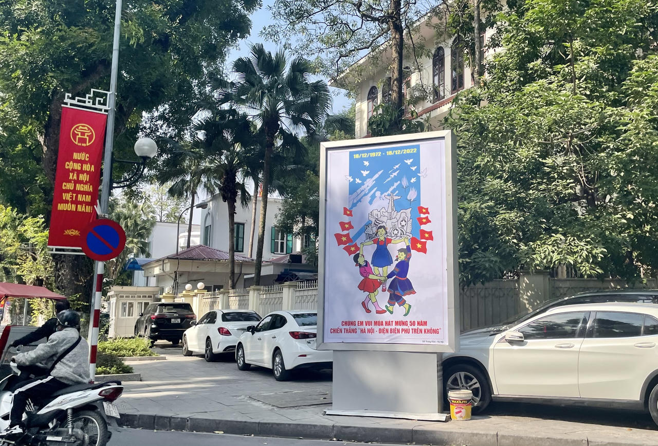 Hà Nội 'khoác áo mới' mừng kỷ niệm Chiến thắng 'Hà Nội - Điện Biên Phủ trên không'