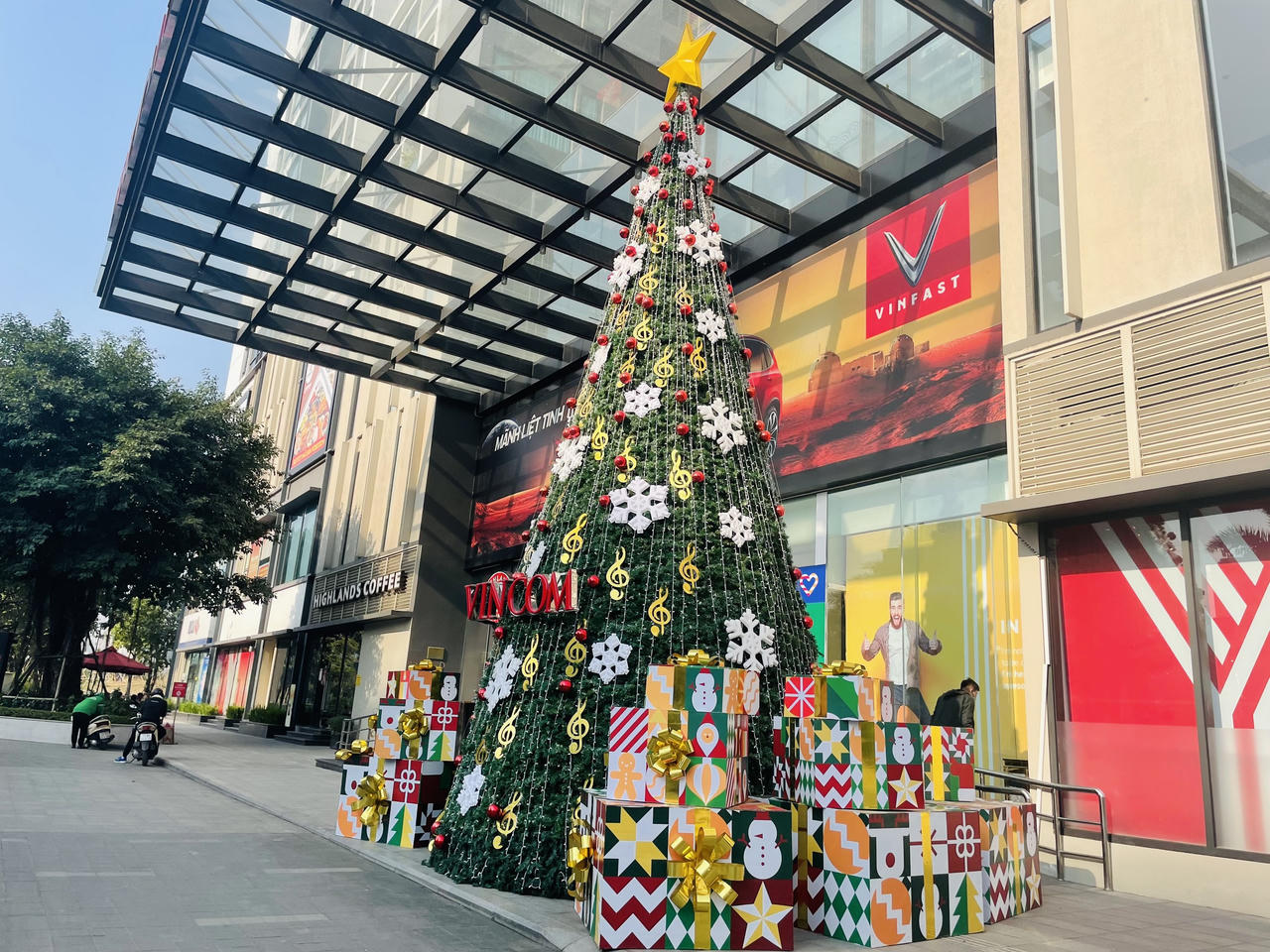 Phố phường Hà Nội rực rỡ chờ đón Giáng sinh