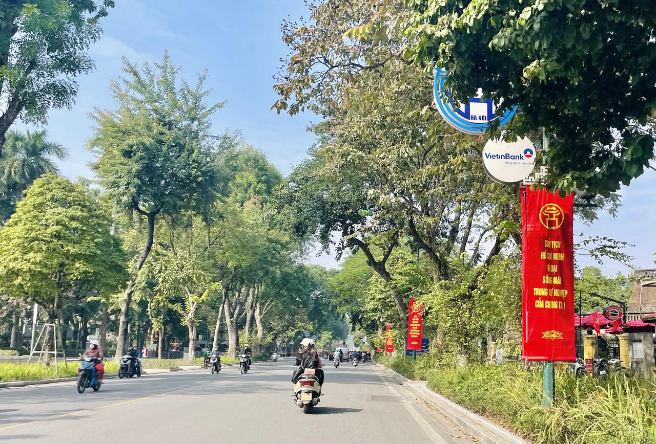 Hà Nội 'khoác áo mới' mừng kỷ niệm Chiến thắng 'Hà Nội - Điện Biên Phủ trên không'