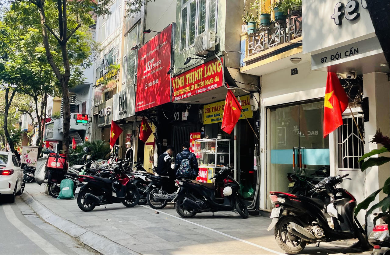 Hà Nội 'khoác áo mới' mừng kỷ niệm Chiến thắng 'Hà Nội - Điện Biên Phủ trên không'