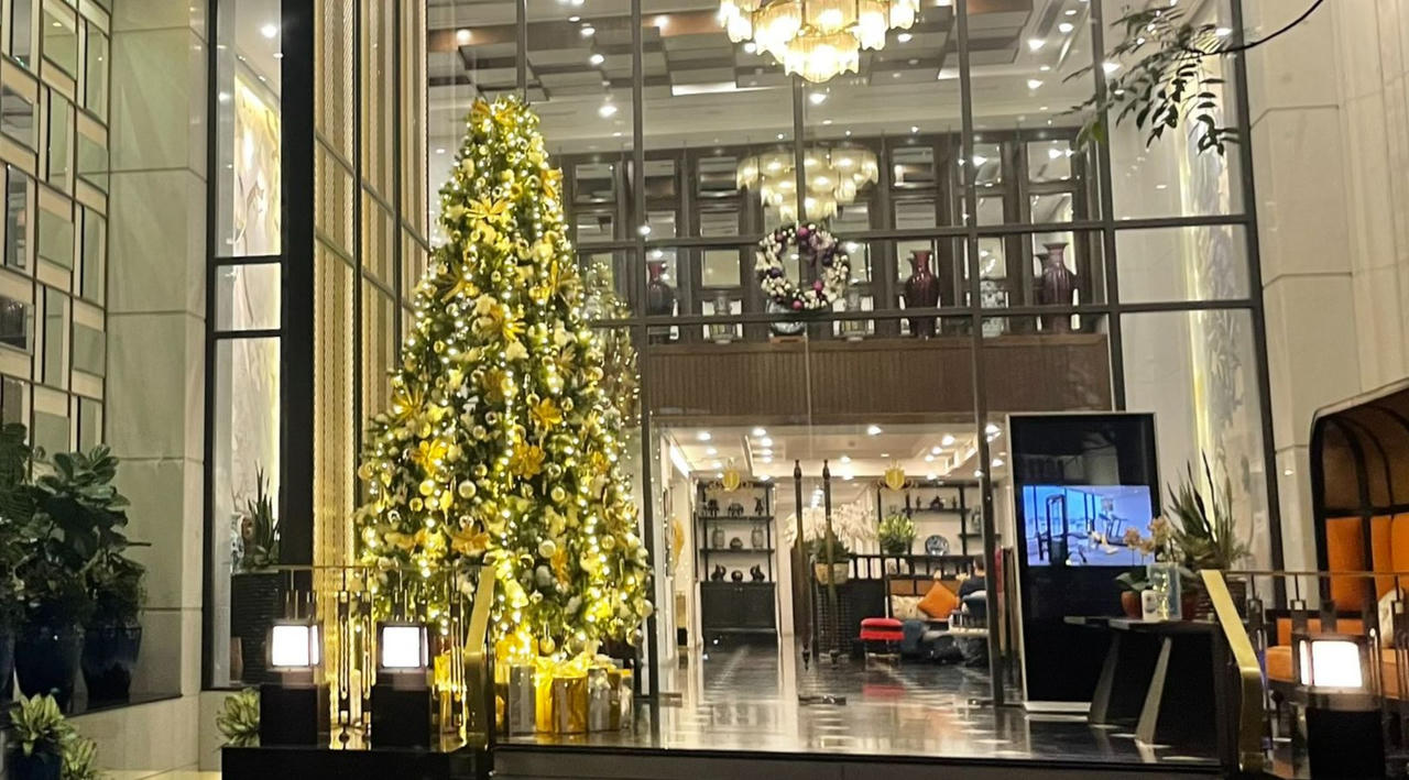 Phố phường Hà Nội rực rỡ chờ đón Giáng sinh