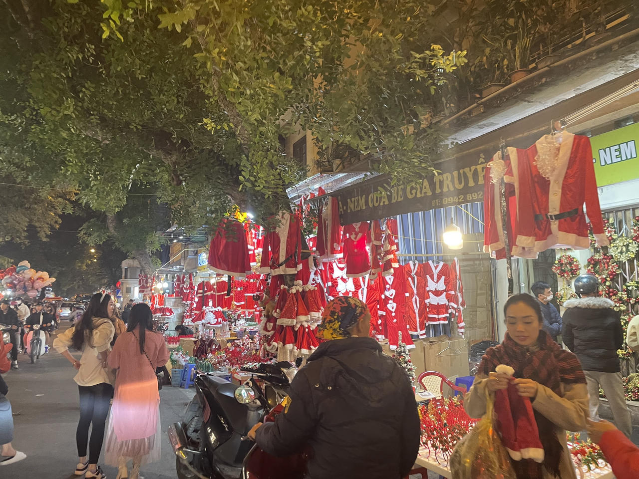 Phố phường Hà Nội rực rỡ chờ đón Giáng sinh