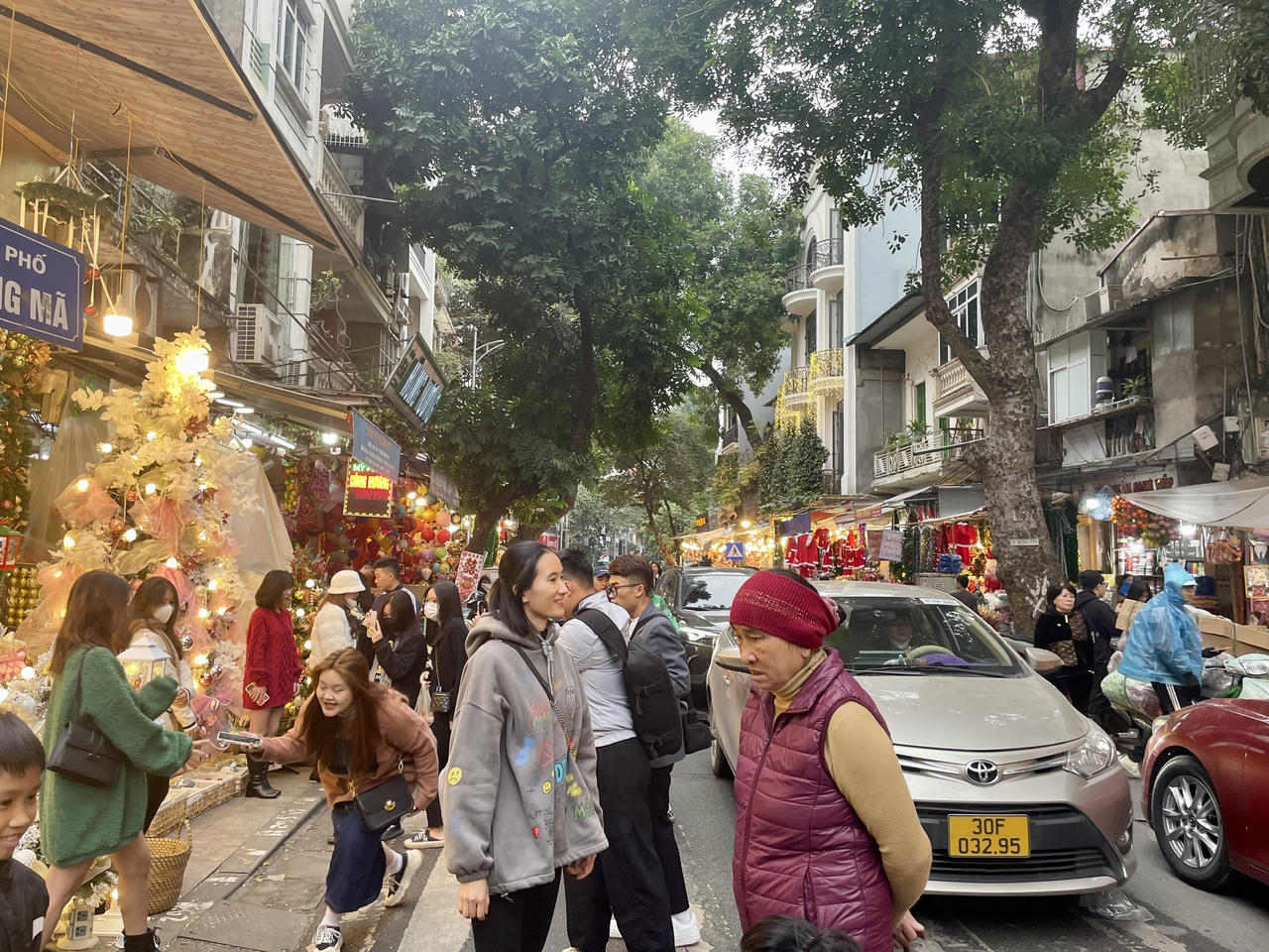 Phố phường Hà Nội rực rỡ chờ đón Giáng sinh