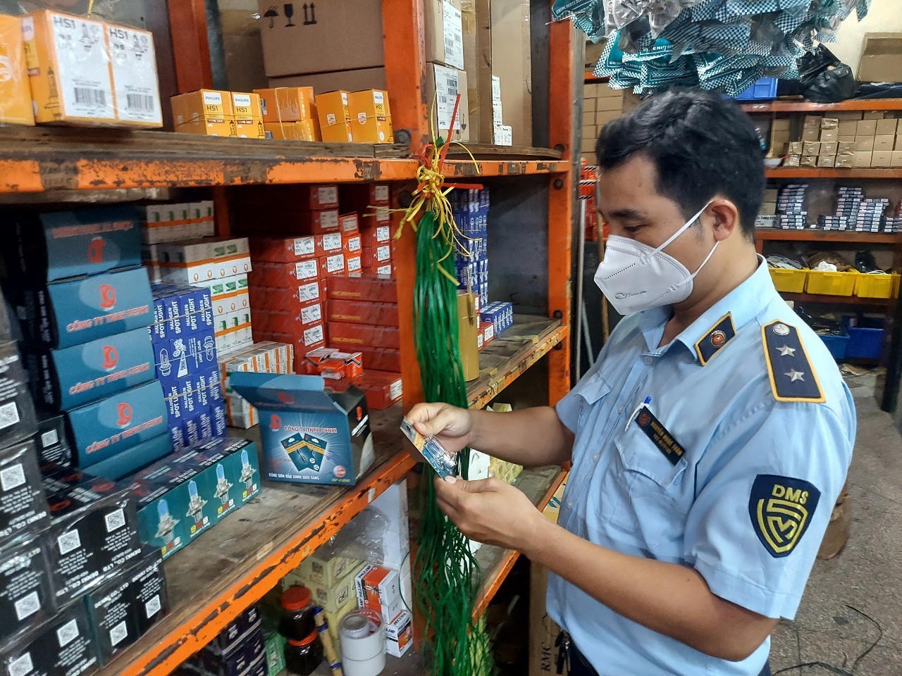 Phát hiện hàng chục nghìn sản phẩm phụ tùng xe máy nghi giả mạo