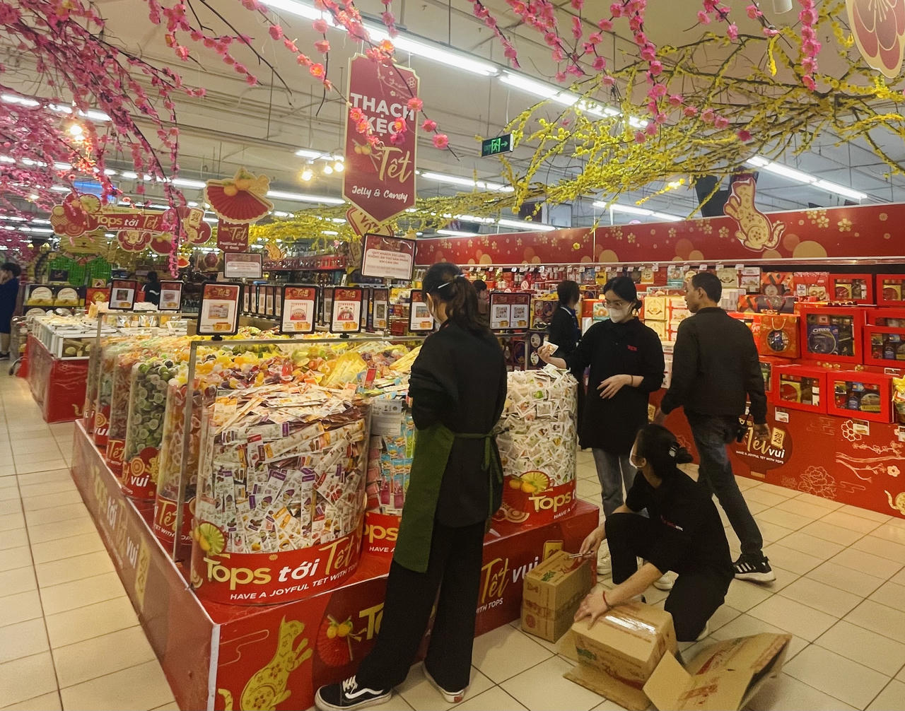 Hàng hóa dồi dào, khuyến mãi sâu dịp Tết Nguyên Đán 2023