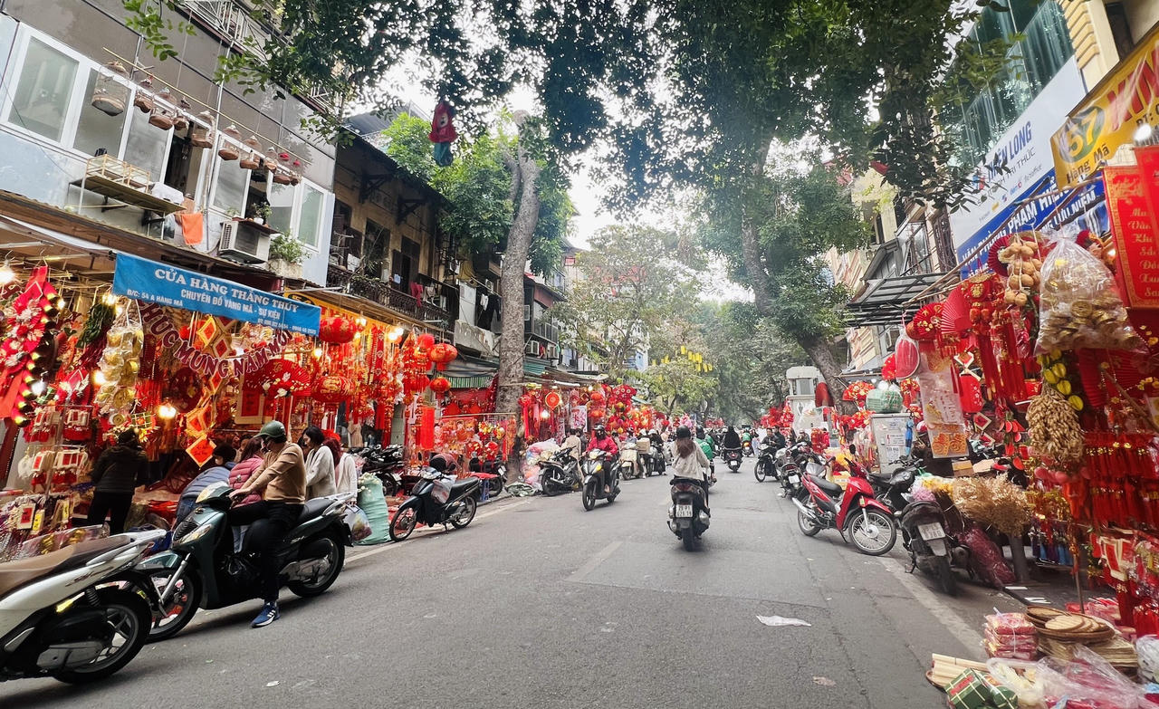 Sôi động thị trường đồ trang trí Tết Nguyên đán