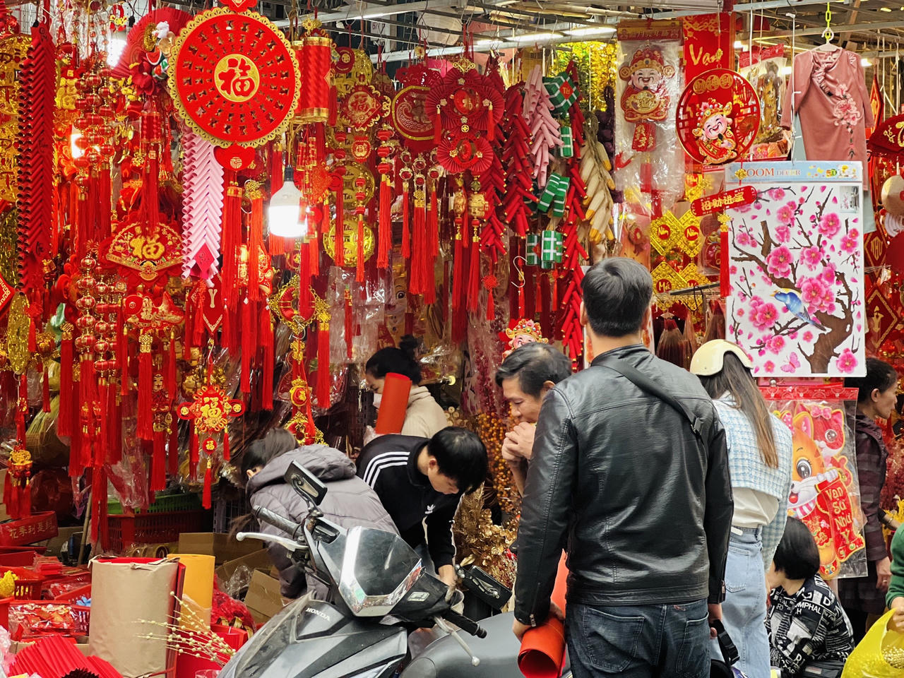 Sôi động thị trường đồ trang trí Tết Nguyên đán