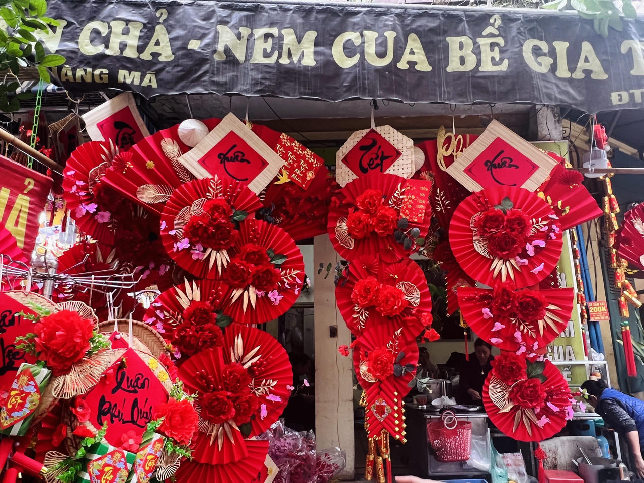 Sôi động thị trường đồ trang trí Tết Nguyên đán