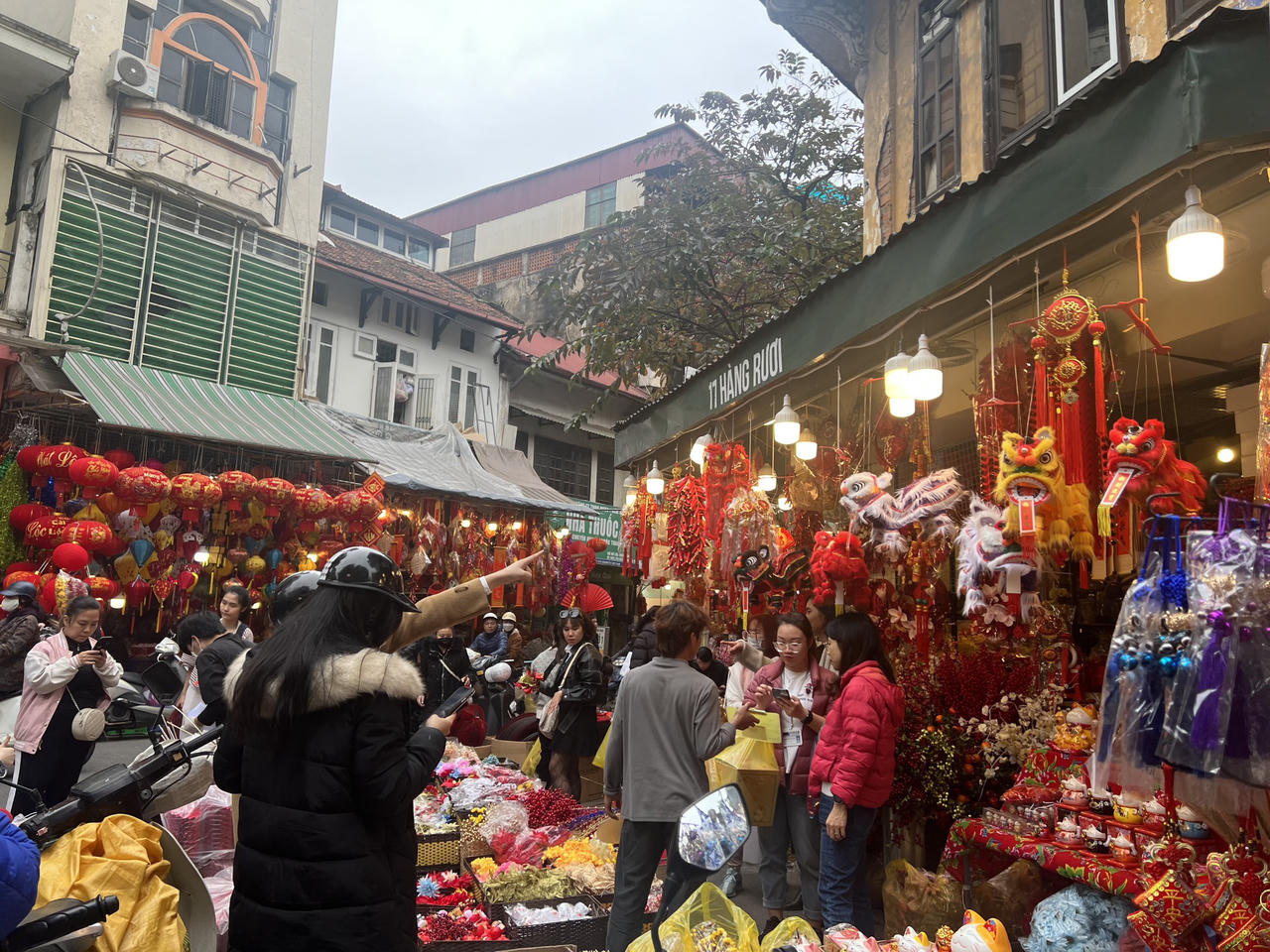 Sôi động thị trường đồ trang trí Tết Nguyên đán