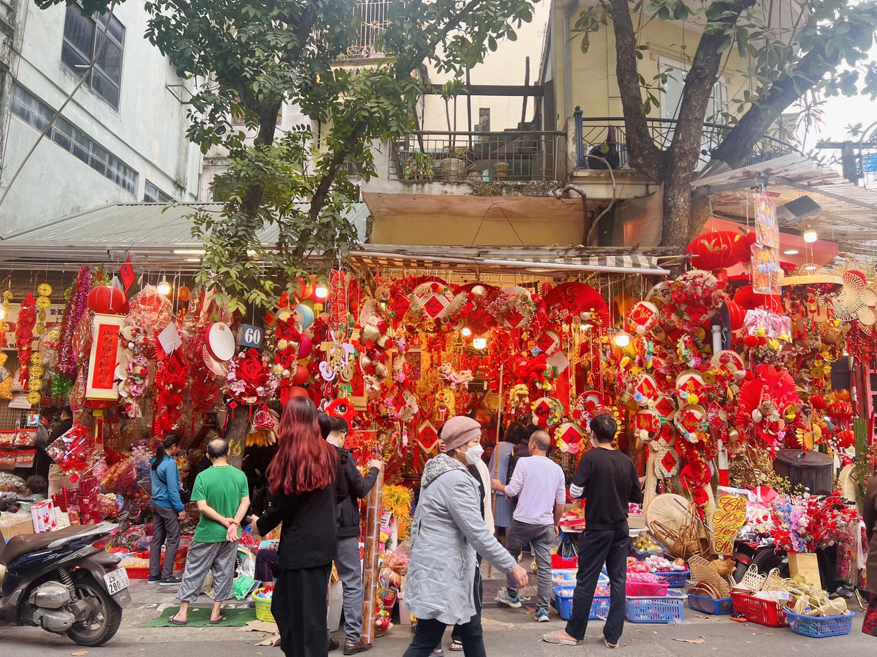 Sôi động thị trường đồ trang trí Tết Nguyên đán