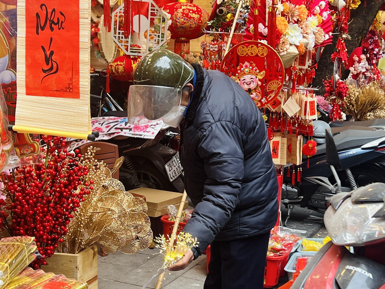 Sôi động thị trường đồ trang trí Tết Nguyên đán