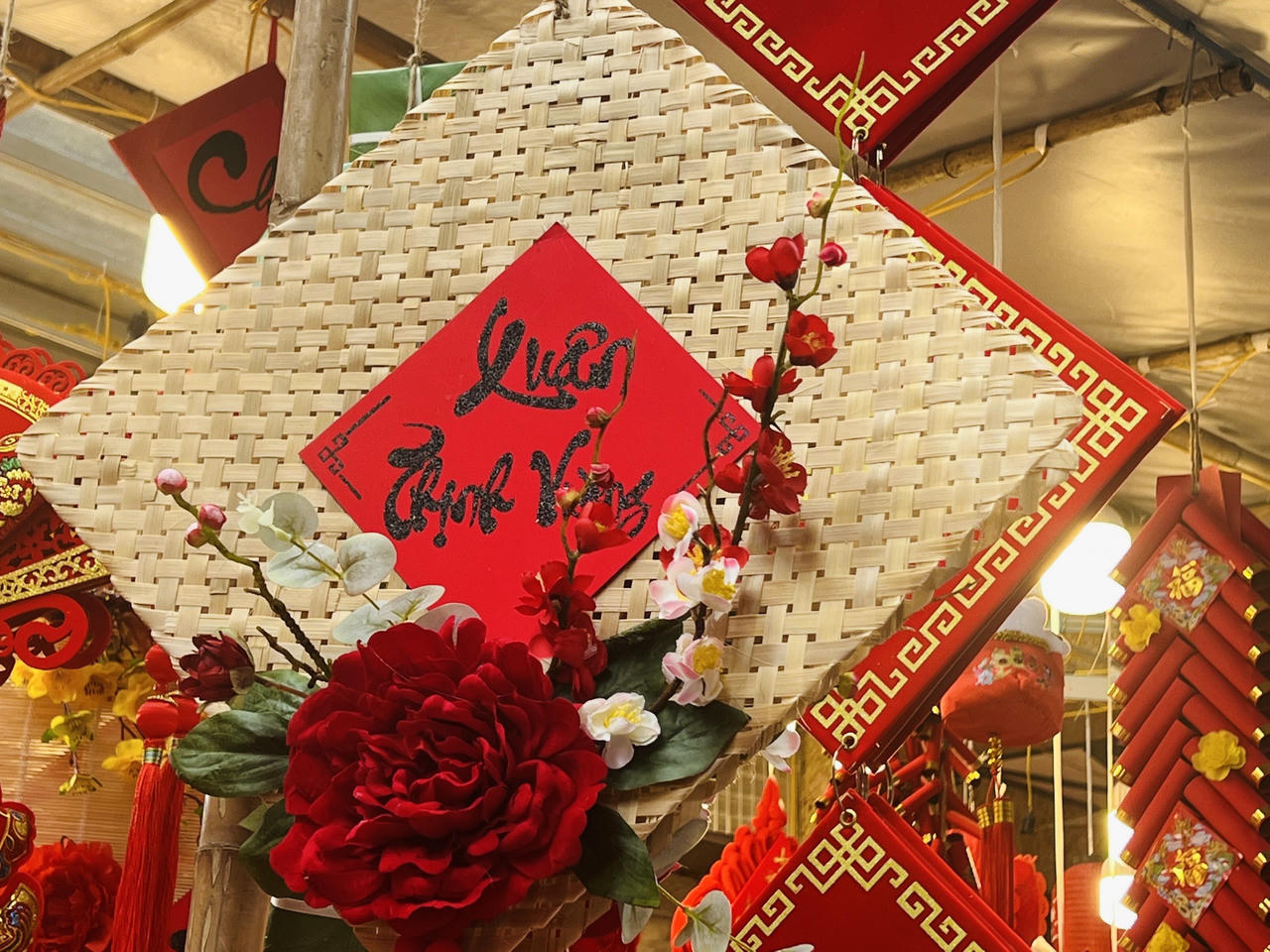 Sôi động thị trường đồ trang trí Tết Nguyên đán