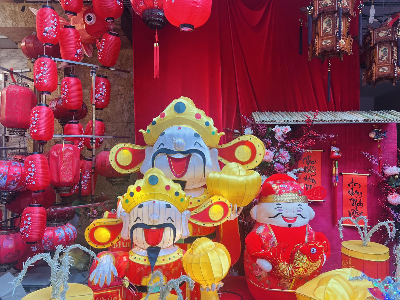 Sôi động thị trường đồ trang trí Tết Nguyên đán