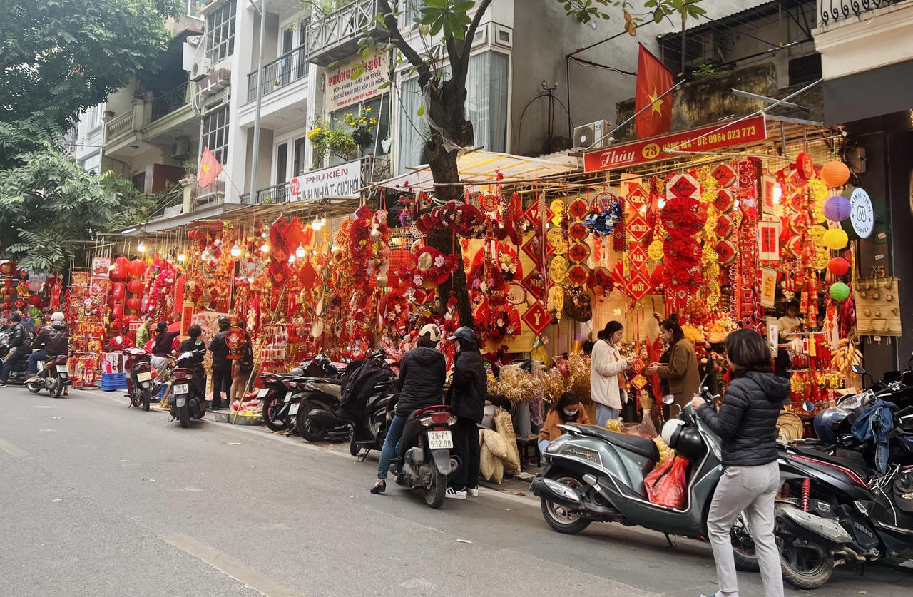 Sôi động thị trường đồ trang trí Tết Nguyên đán