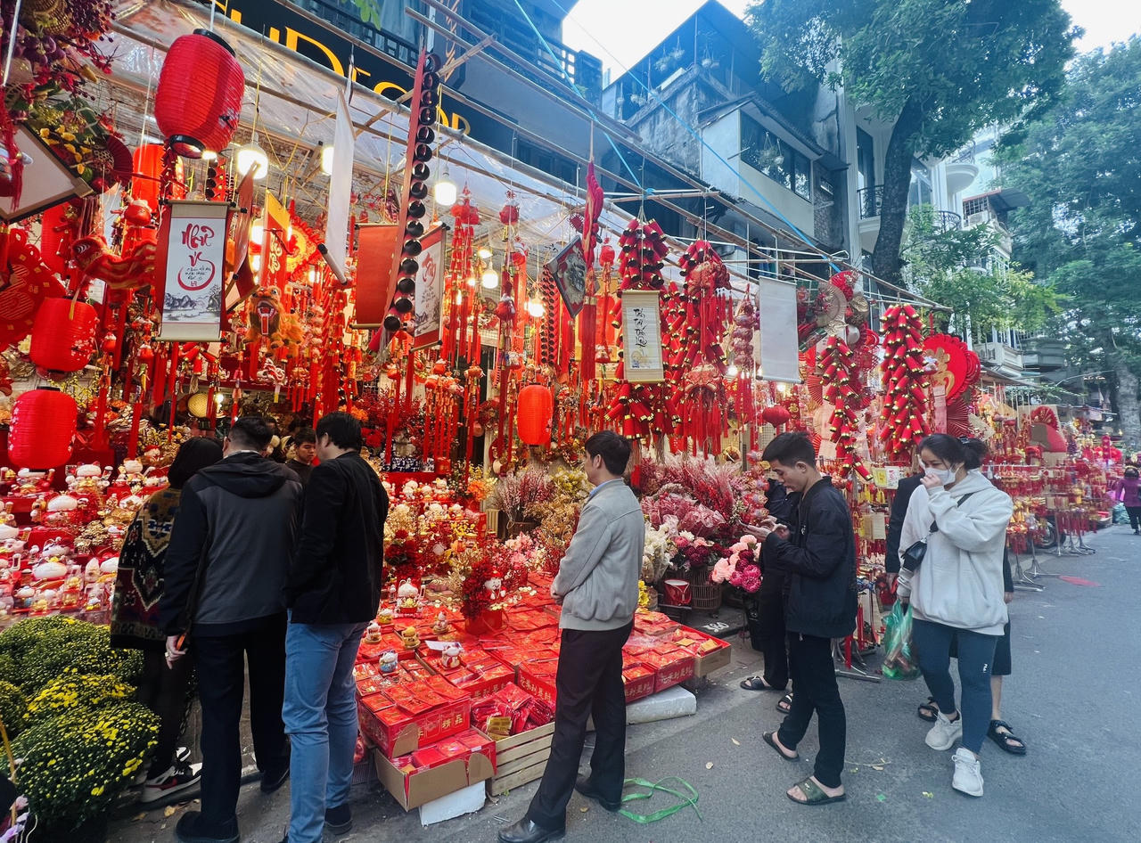 Sôi động thị trường đồ trang trí Tết Nguyên đán