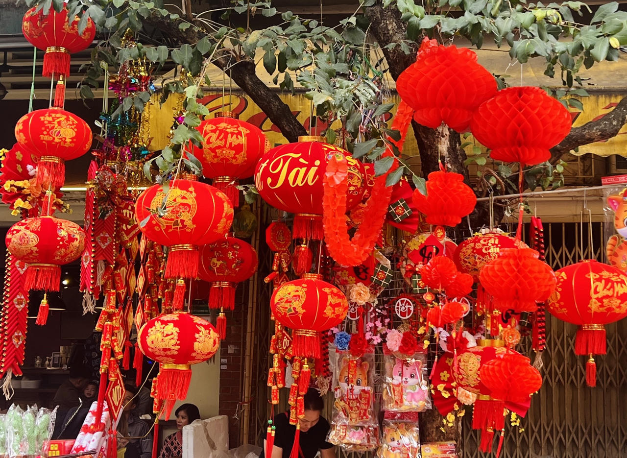 Sôi động thị trường đồ trang trí Tết Nguyên đán