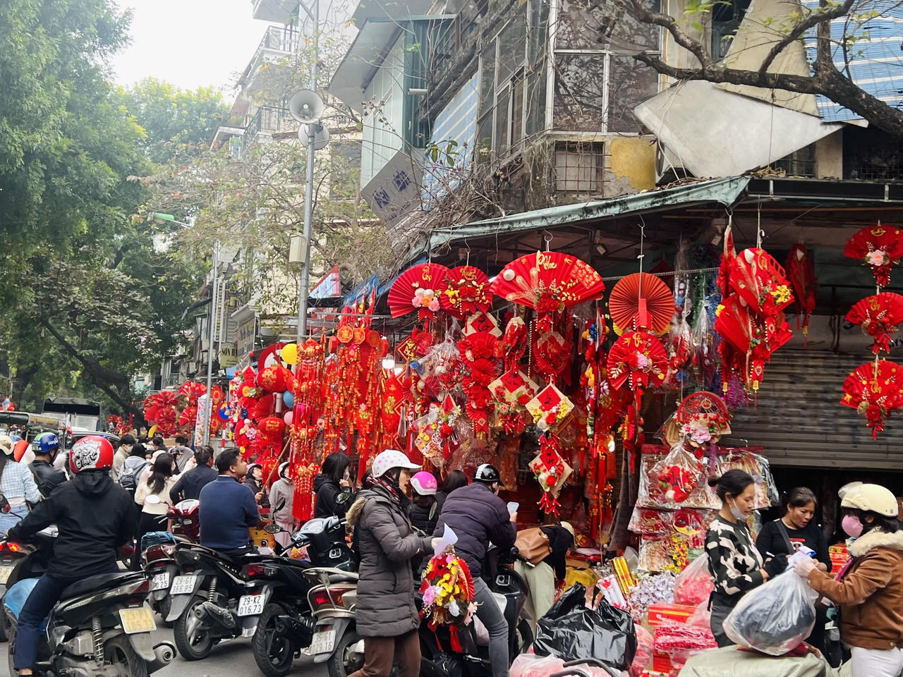 Sôi động thị trường đồ trang trí Tết Nguyên đán