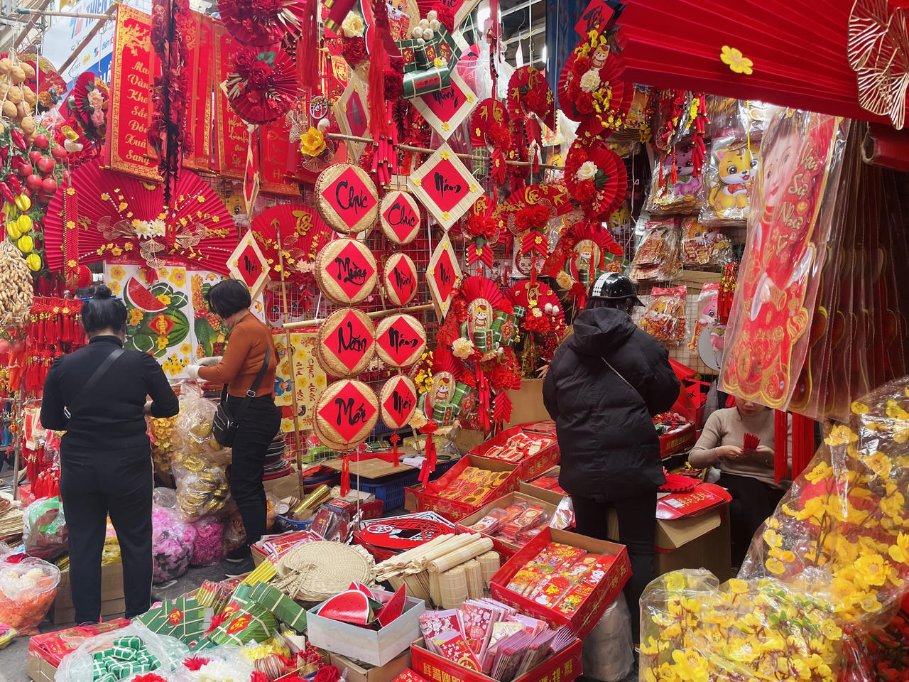 Sôi động thị trường đồ trang trí Tết Nguyên đán