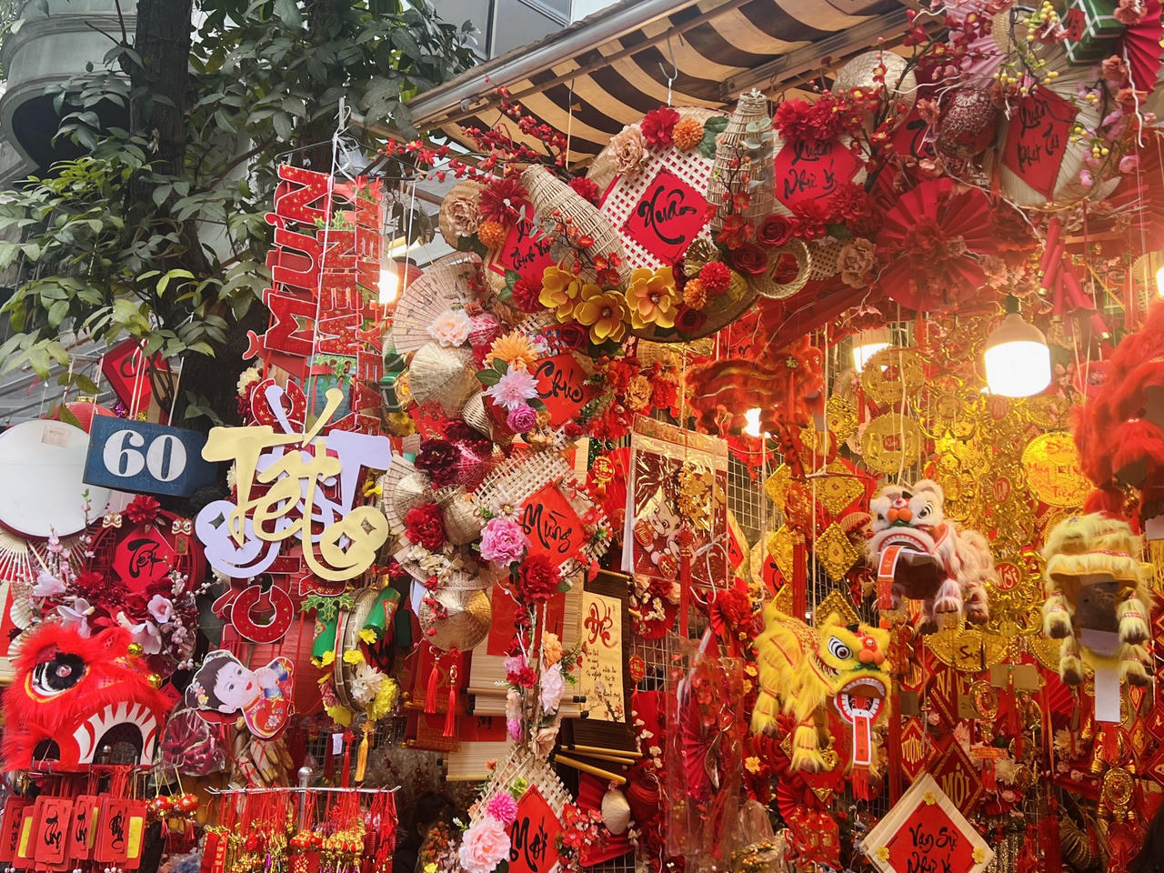 Sôi động thị trường đồ trang trí Tết Nguyên đán