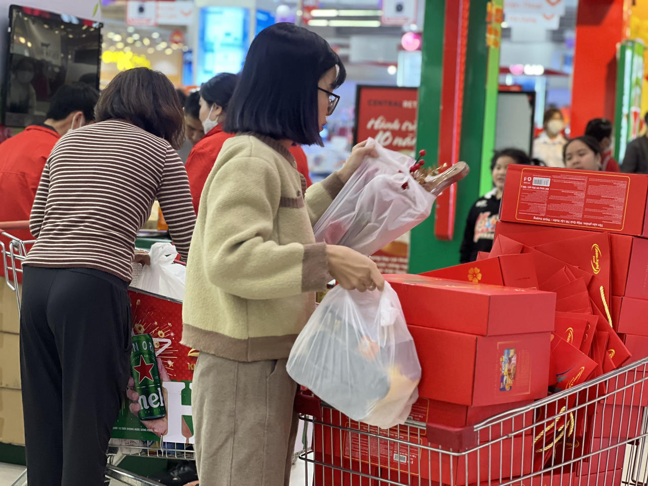 Cuối tuần, người Hà Nội ùn ùn kéo đến siêu thị sắm Tết