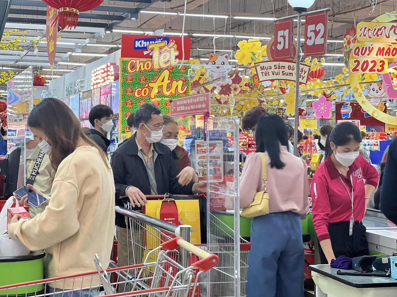 Cuối tuần, người Hà Nội ùn ùn kéo đến siêu thị sắm Tết