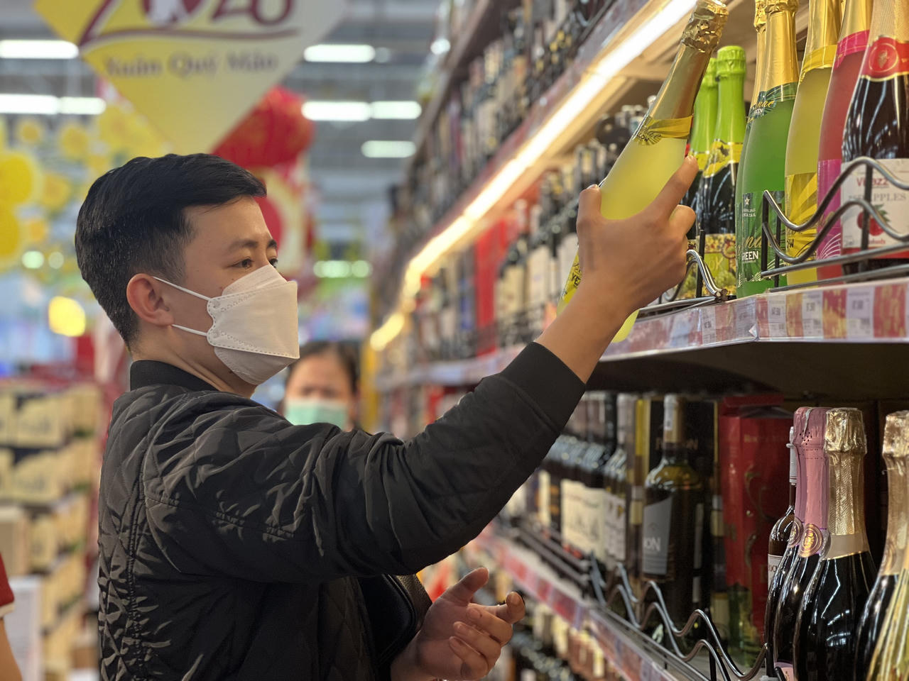 Cuối tuần, người Hà Nội ùn ùn kéo đến siêu thị sắm Tết