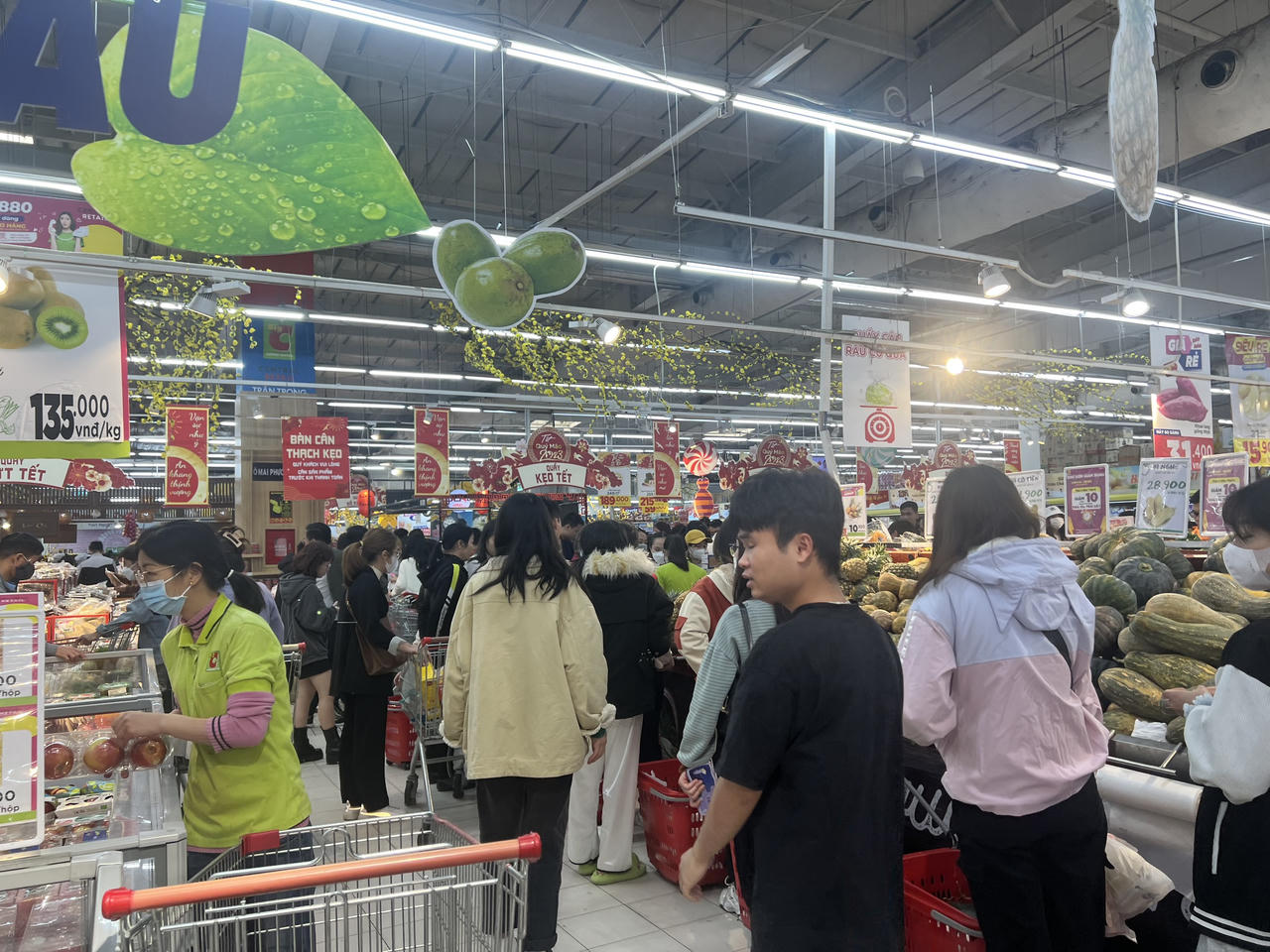 Cuối tuần, người Hà Nội ùn ùn kéo đến siêu thị sắm Tết