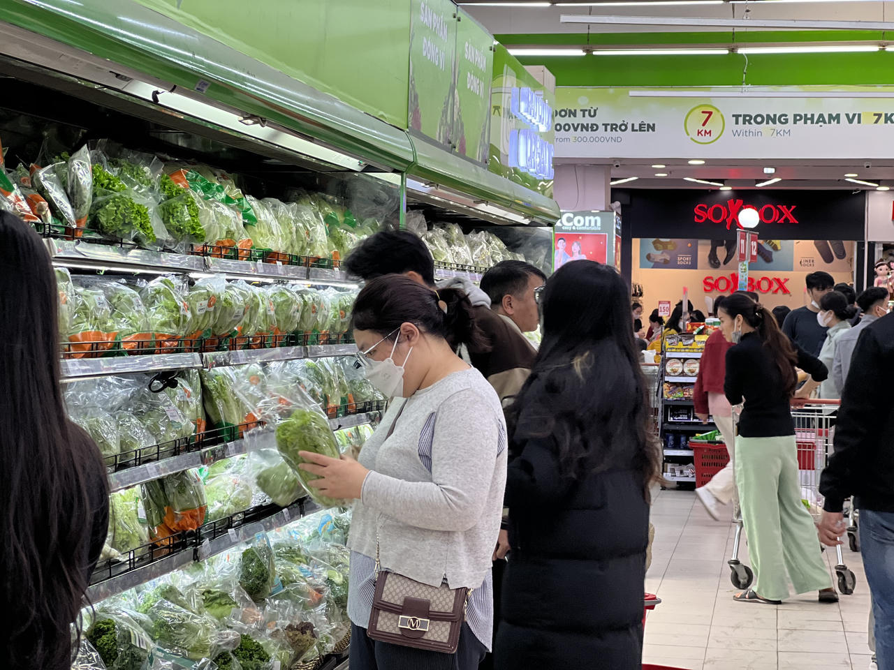 Cuối tuần, người Hà Nội ùn ùn kéo đến siêu thị sắm Tết