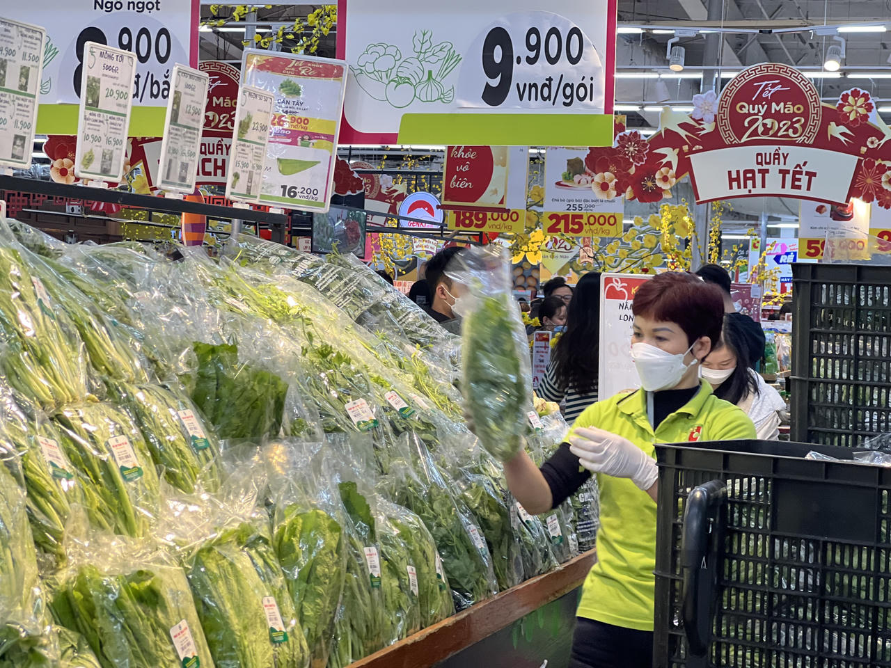 Cuối tuần, người Hà Nội ùn ùn kéo đến siêu thị sắm Tết