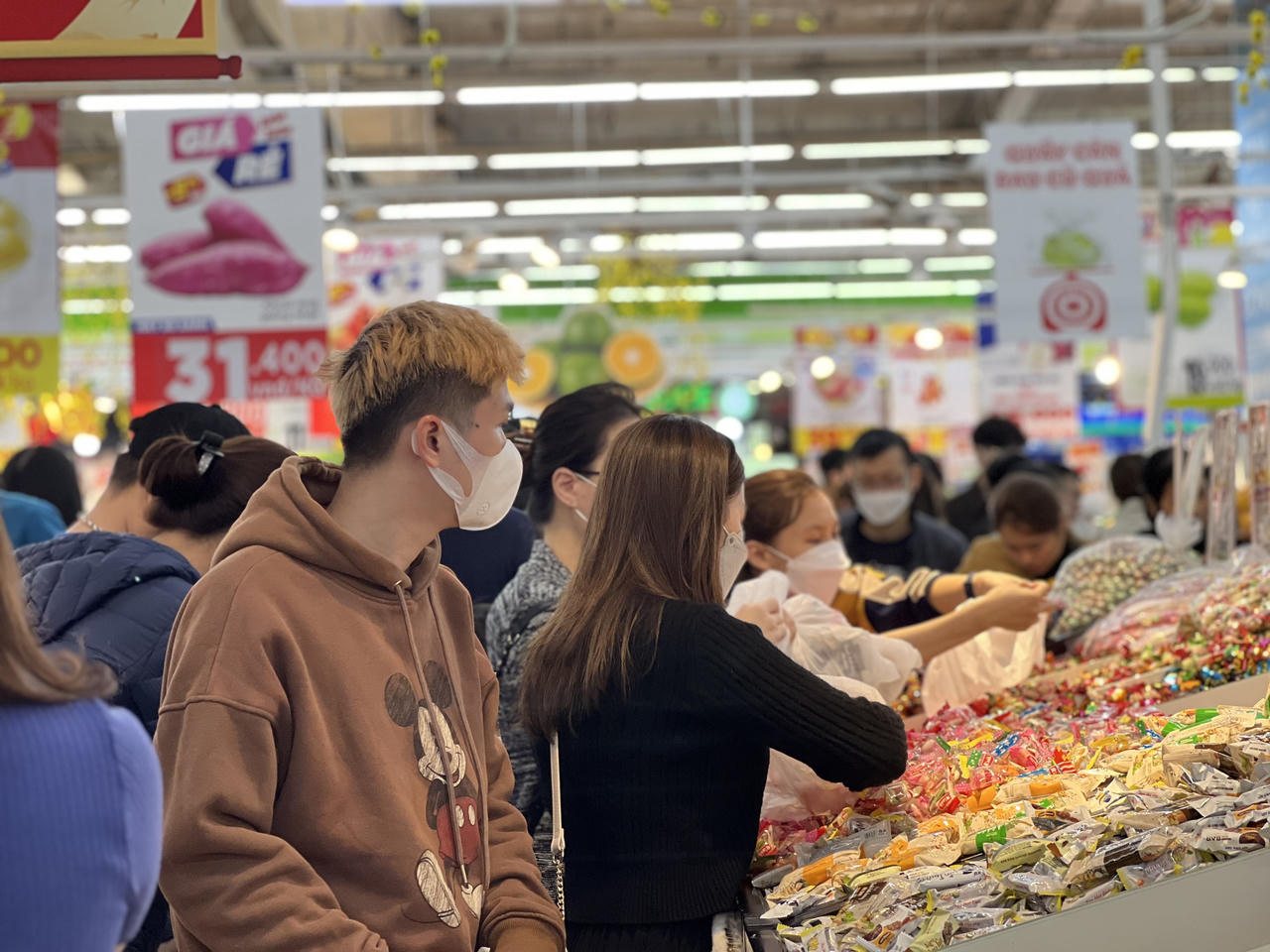 Cuối tuần, người Hà Nội ùn ùn kéo đến siêu thị sắm Tết