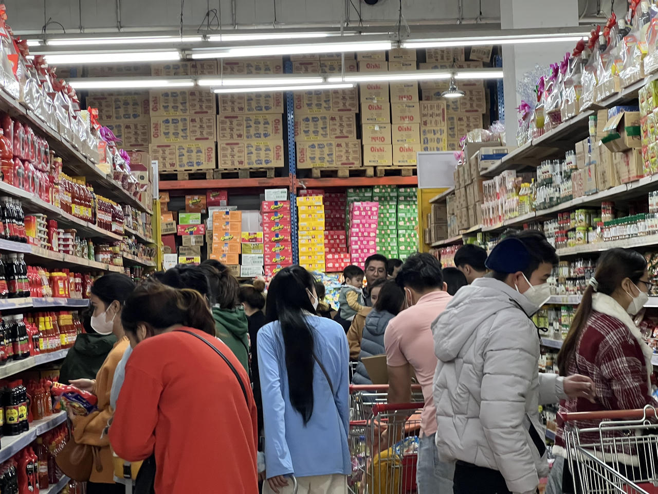 Cuối tuần, người Hà Nội ùn ùn kéo đến siêu thị sắm Tết