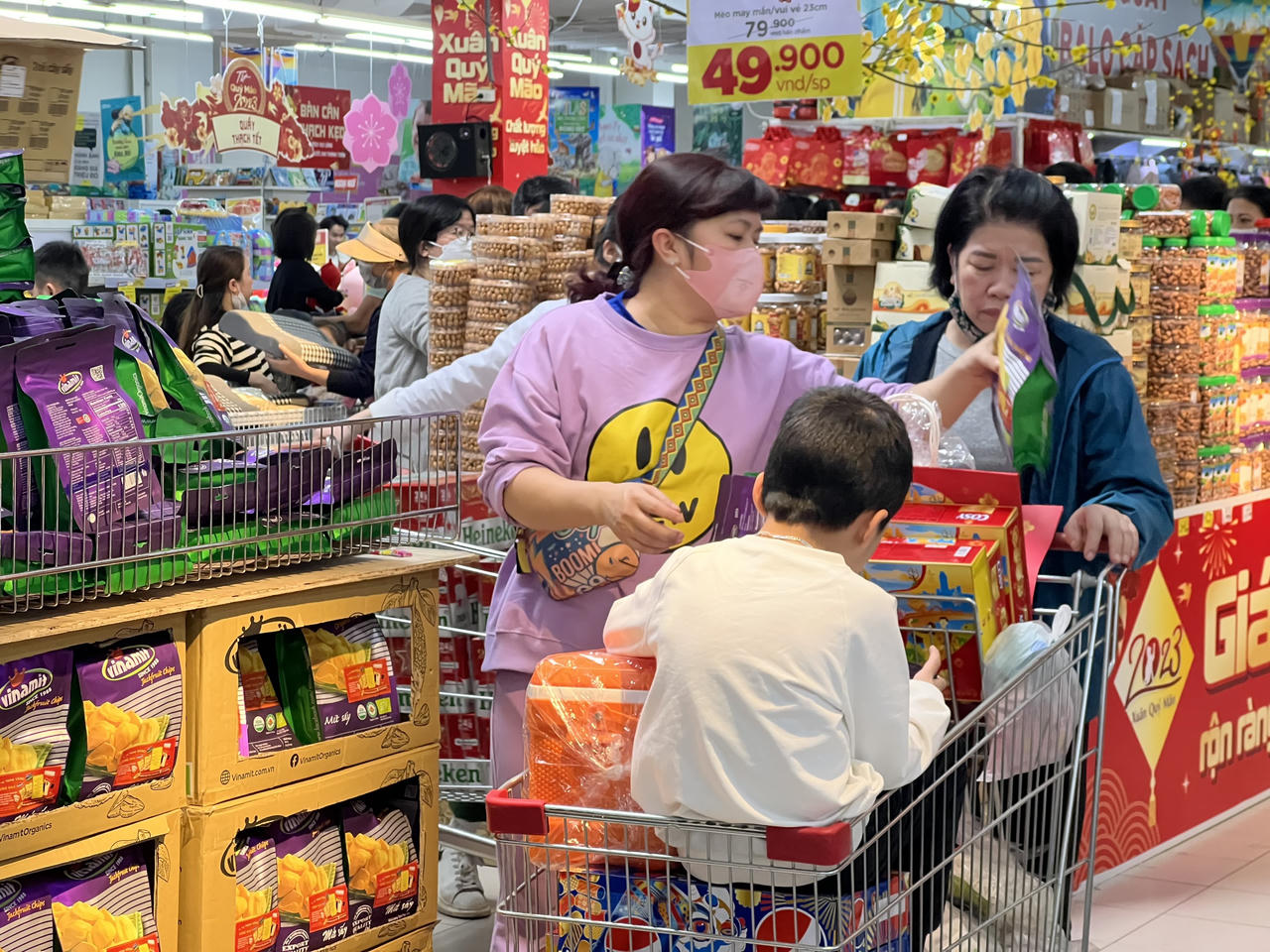 Cuối tuần, người Hà Nội ùn ùn kéo đến siêu thị sắm Tết