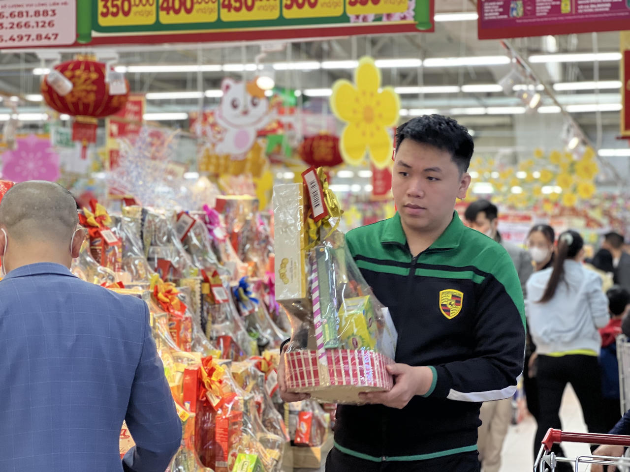 Cuối tuần, người Hà Nội ùn ùn kéo đến siêu thị sắm Tết