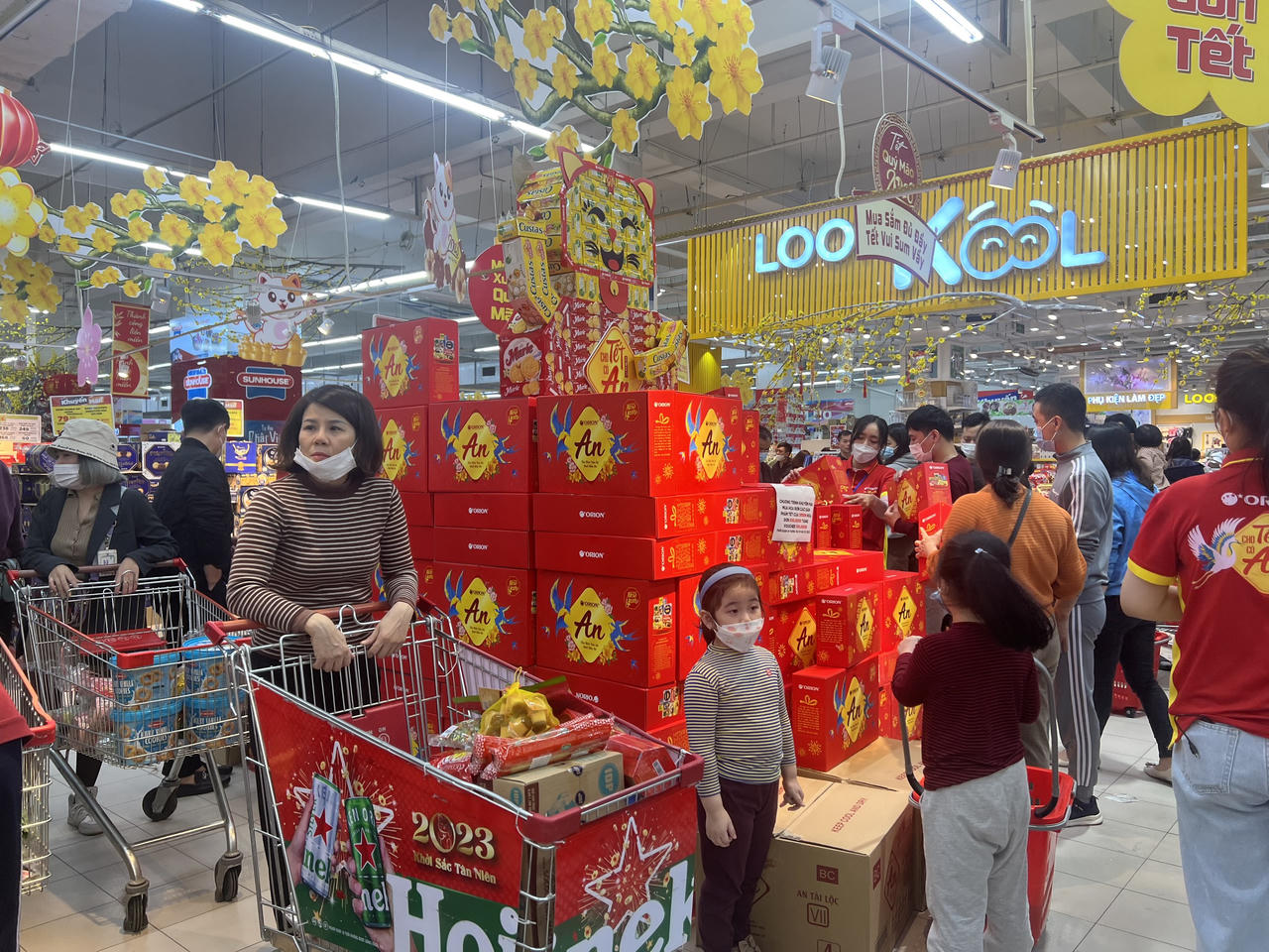 Cuối tuần, người Hà Nội ùn ùn kéo đến siêu thị sắm Tết