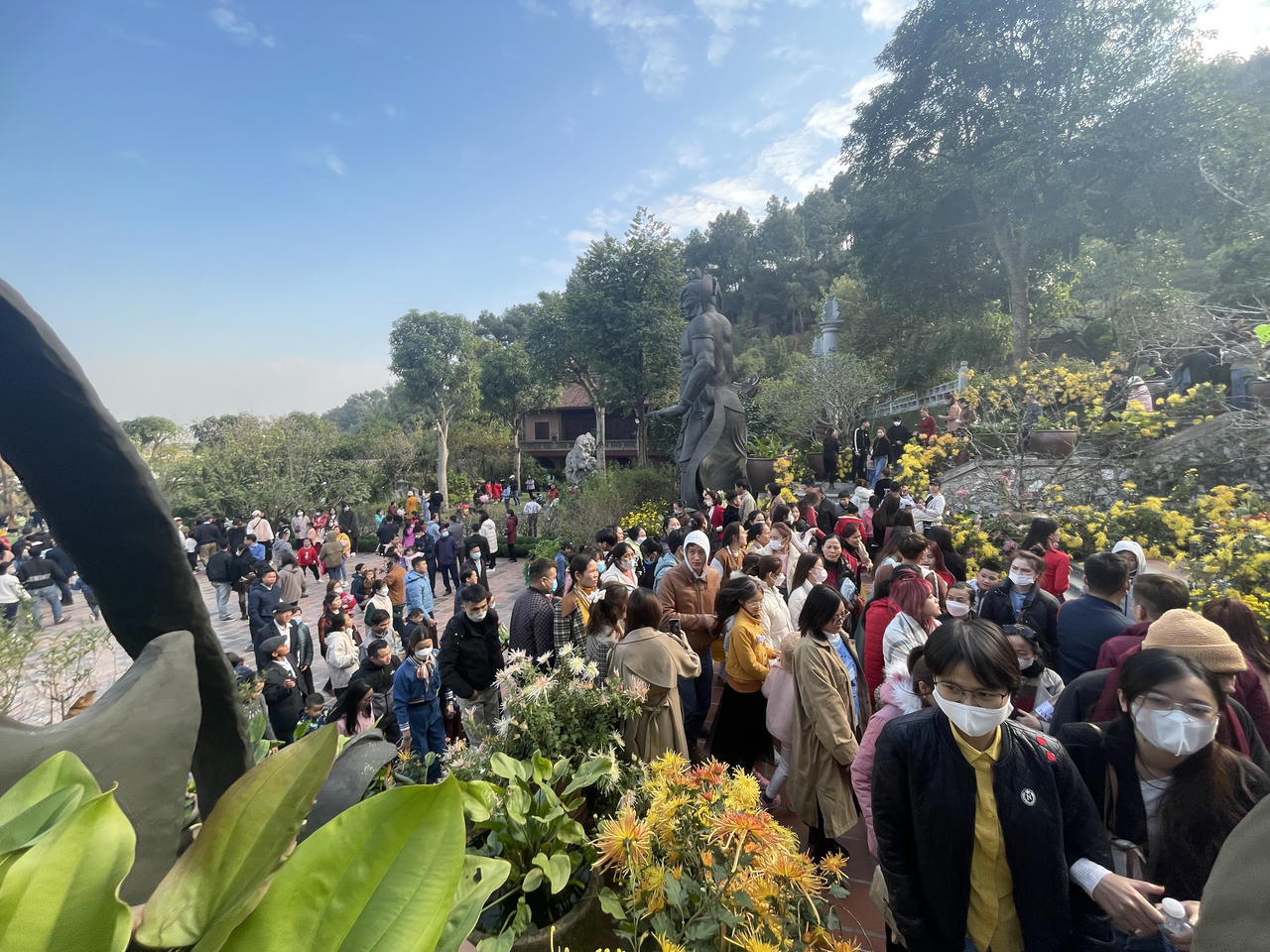 'Biển người' đổ về Địa Tạng Phi Lai Tự mùng 3 Tết