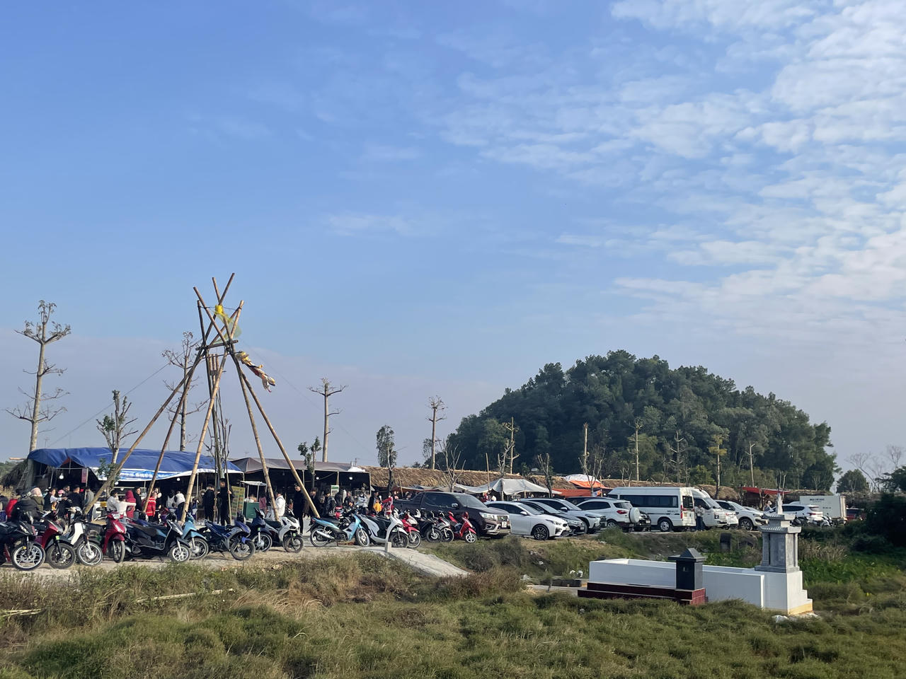 'Biển người' đổ về Địa Tạng Phi Lai Tự mùng 3 Tết