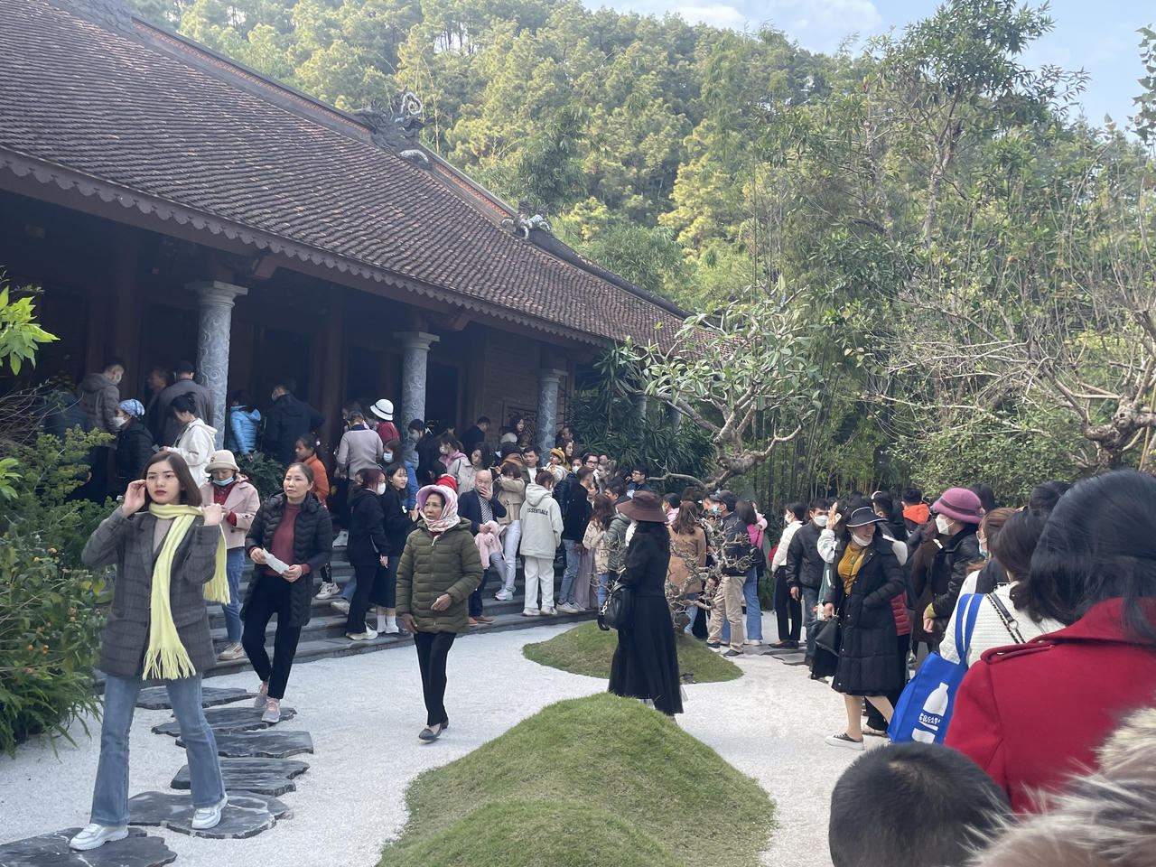 'Biển người' đổ về Địa Tạng Phi Lai Tự mùng 3 Tết