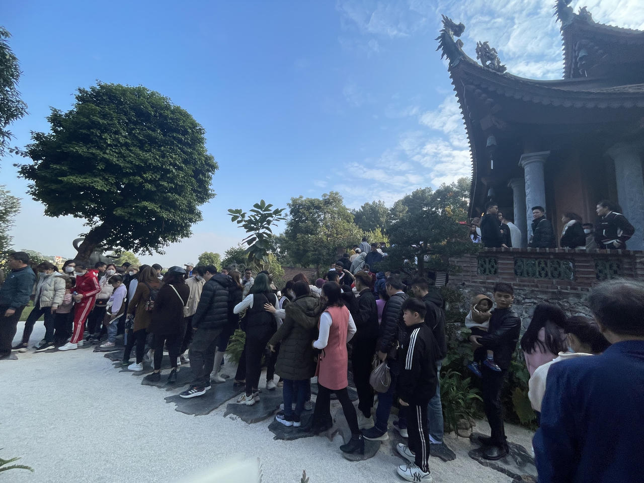 'Biển người' đổ về Địa Tạng Phi Lai Tự mùng 3 Tết