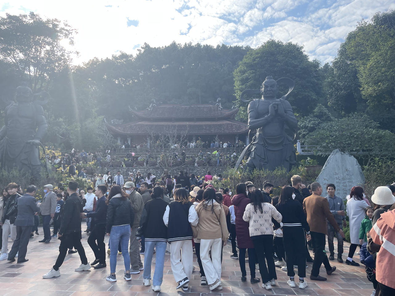 'Biển người' đổ về Địa Tạng Phi Lai Tự mùng 3 Tết