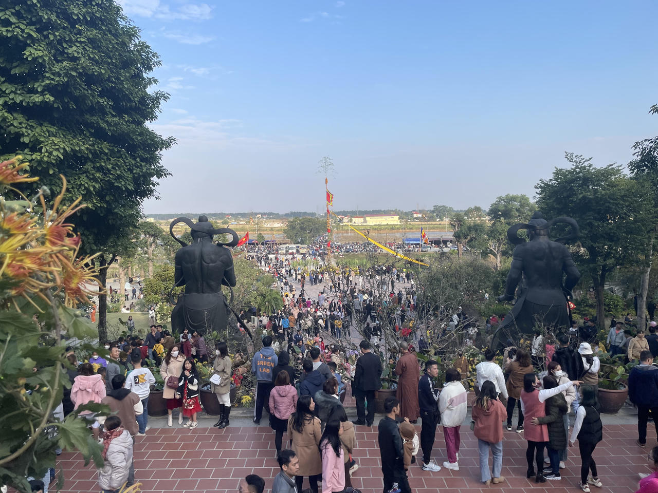 'Biển người' đổ về Địa Tạng Phi Lai Tự mùng 3 Tết