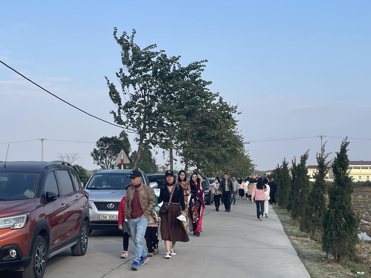 'Biển người' đổ về Địa Tạng Phi Lai Tự mùng 3 Tết